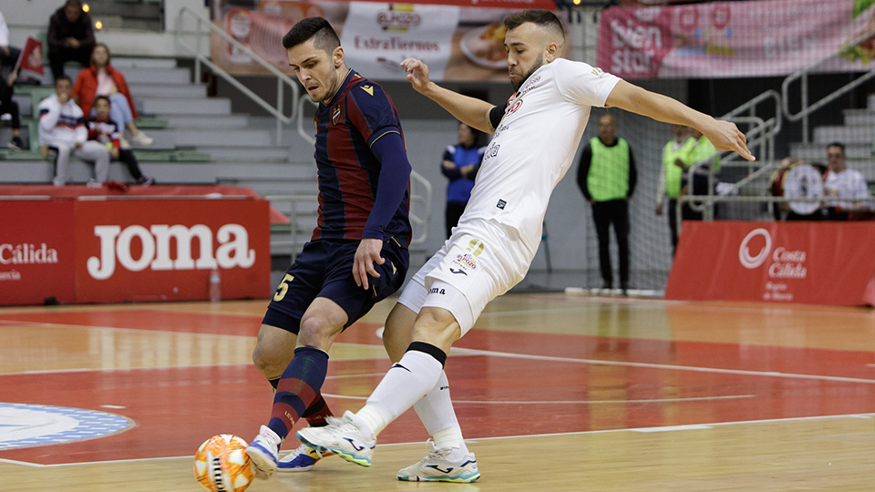 Rafa Santos, de ElPozo Murcia Costa Cálida, y Antoniazzi, de Levante UD FS, disputan por el control del balón (Fotografía: Pascu Méndez)