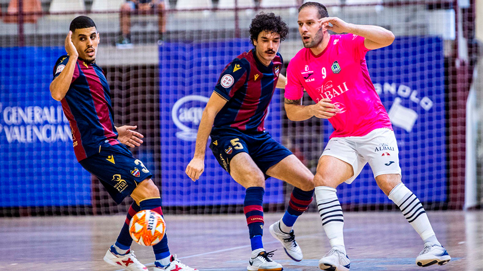 Hamza y Marc Tolra, de Levante UD FS, defienden a Solano, de Viña Albali Valdepeñas, en el partido de ida