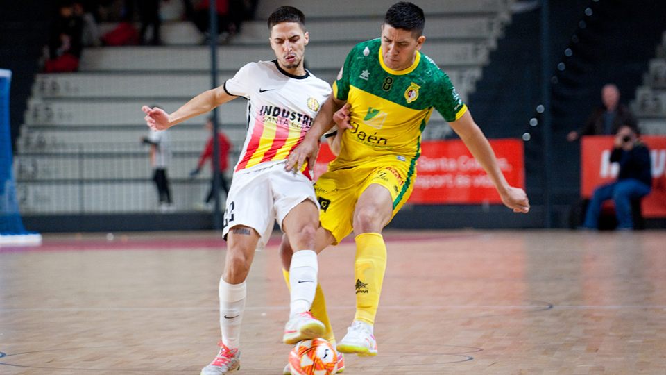 Khalid, de Industrias Santa Coloma, pugna por el balón con Menzeguez, de Jaén FS.