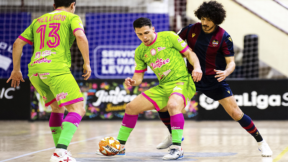 Pablo Ramírez, de Jimbee Cartagena, protege el balón ante Tolrà, de Levante UD FS.