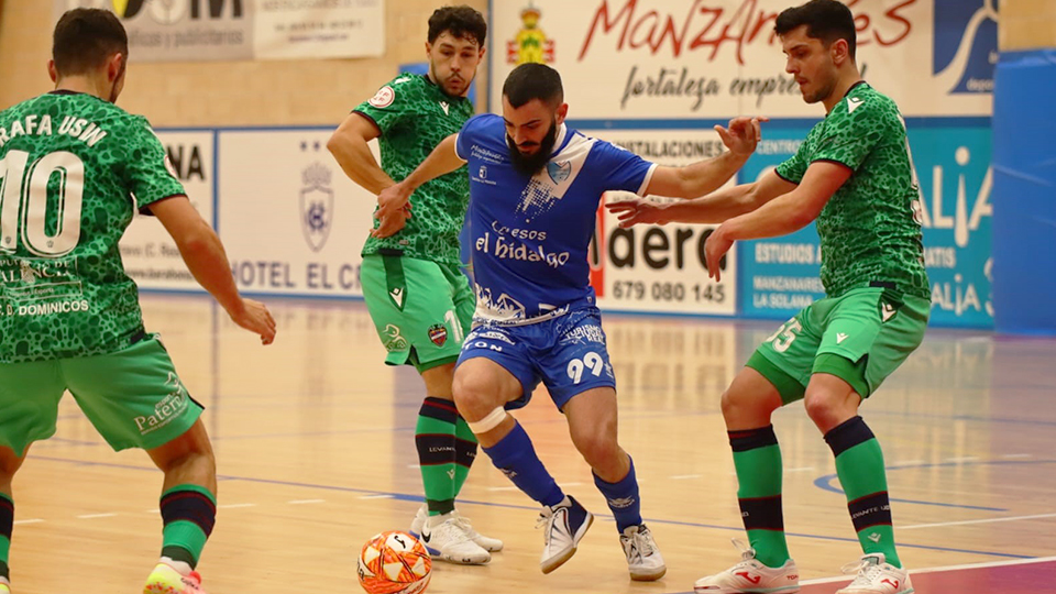 Juan Emilio, de Quesos El Hidalgo Manzanares, ante Antoniazzi, Roger y Rafa Usín, del Levante UD FS