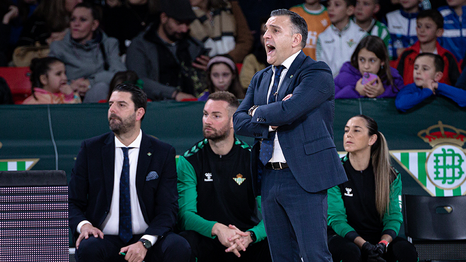 Bruno García, entrenador de Real Betis Futsal, dirigiendo el partido contra Jimbee Cartagena