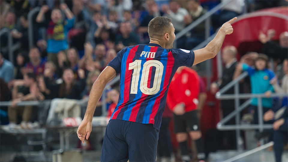 Pito celebra uno de sus tres goles contra Industrias Santa Coloma