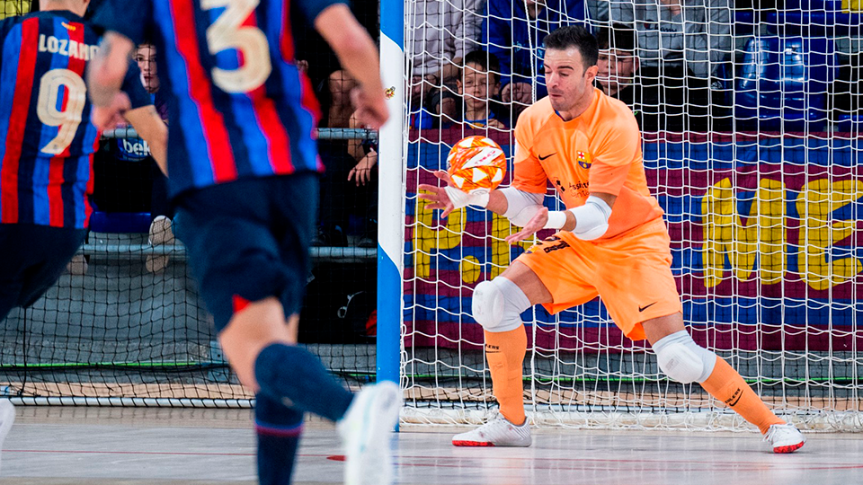 Dídac Plana, portero del Barça, realizando una parada