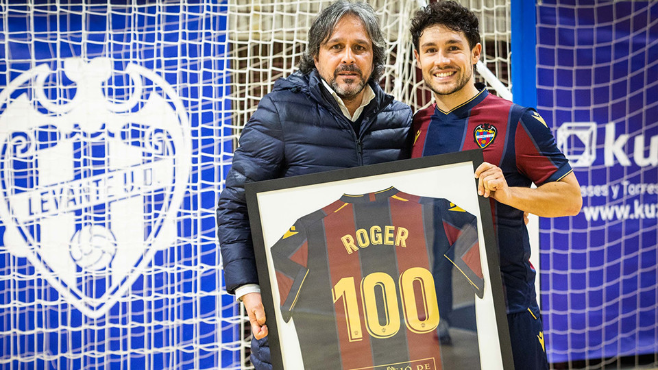Manolo Bueno, director general del Levante UD FS, entrega a Roger una camiseta conmemorativa por su partido 100.