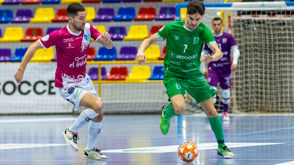 Raúl Campos, de Quesos El Hidalgo Manzanares, defendiendo a Alvarito, de BeSoccer CD UMA Antequera