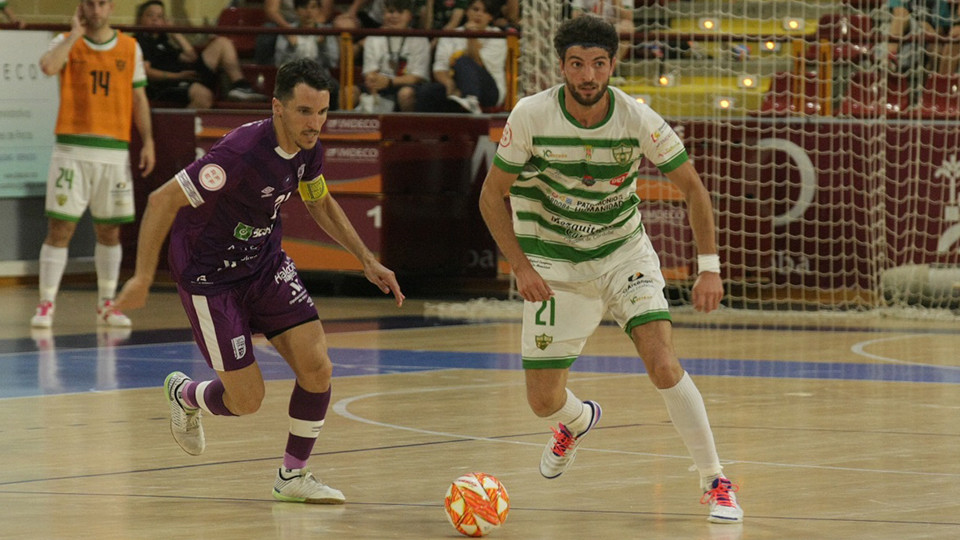 Zequi, de Córdoba Patrimonio, y Óscar, del BeSoccer CD UMA Antequera, disputan un balón