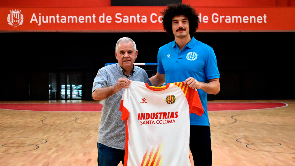 Marc Tolrà, en su presentación junto al presidente de Industrias Santa Coloma, Vicenç García